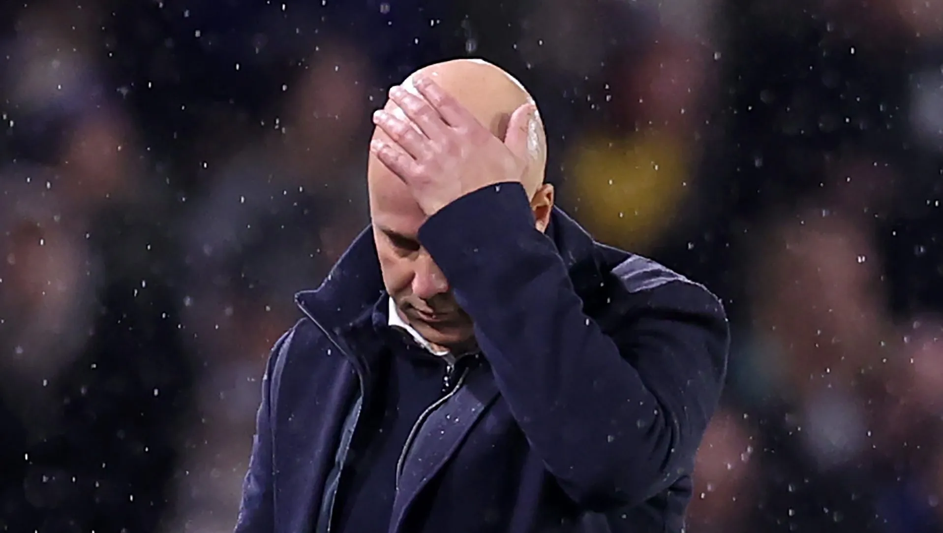 Arne Slot, técnico do Liverpool, reage durante a partida da Premier League entre Leeds United e Liverpool, em Elland Road, em 6 de dezembro de 2025, em Leeds, Inglaterra. (Foto: Alex Livesey/Getty Images)