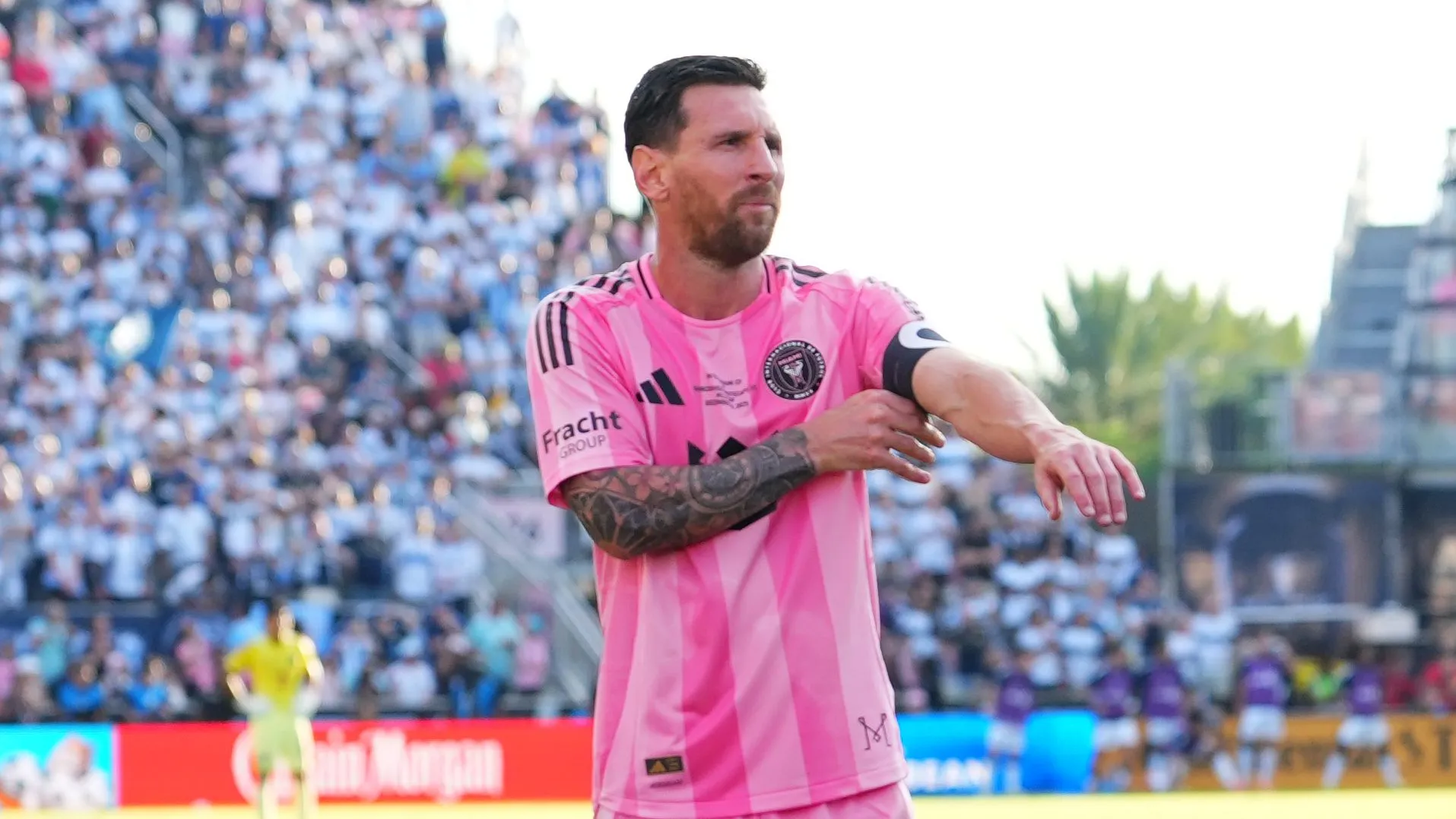 Lionel Messi, camisa 10 do Inter Miami CF, observa o jogo durante a final da Audi MLS Cup 2025 entre Inter Miami CF e Vancouver Whitecaps FC, no Chase Stadium, em 6 de dezembro de 2025, em Fort Lauderdale, Flórida. (Foto: Rich Storry/Getty Images)