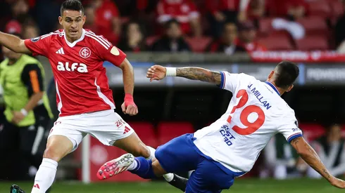 Palmeiras avança por Julian Millan. Foto: Pedro H. Tesch/Getty Images