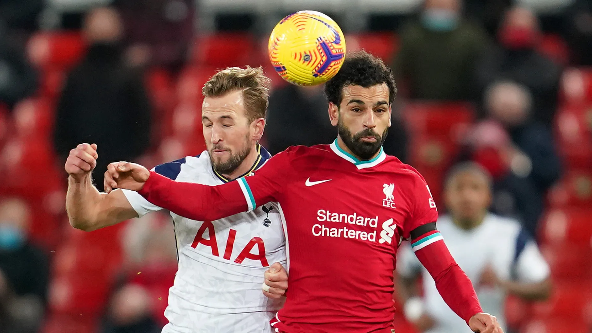 Harry Kane disputa bola com Salah