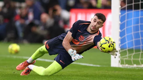 Joan García aquecendo para jogo do Barcelona