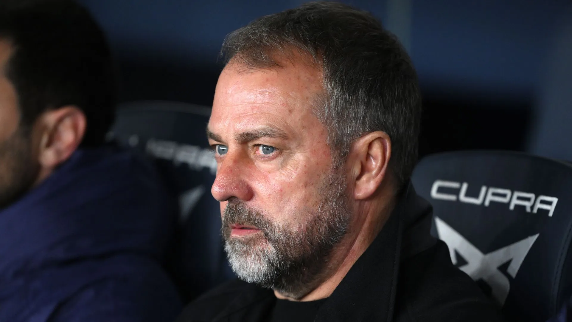 Hansi Flick escalou o time titular que fez história no Barcelona por causa da média de idade (foto: David Ramos/Getty Images)