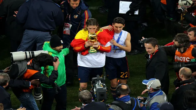 Sergio Ramos beija a taça da Copa do Mundo de 2010 – Michael Steele/Getty Images