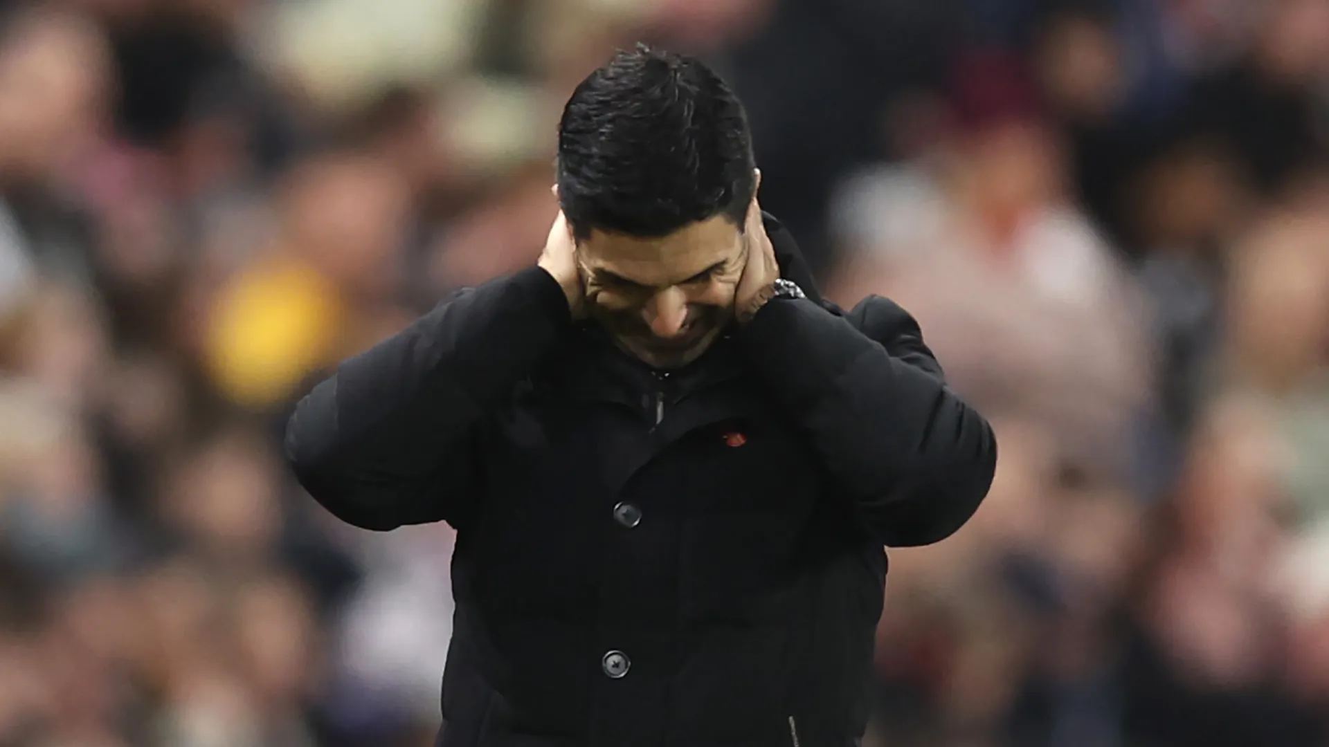 Mikel Arteta reclama durante partida do Arsenal