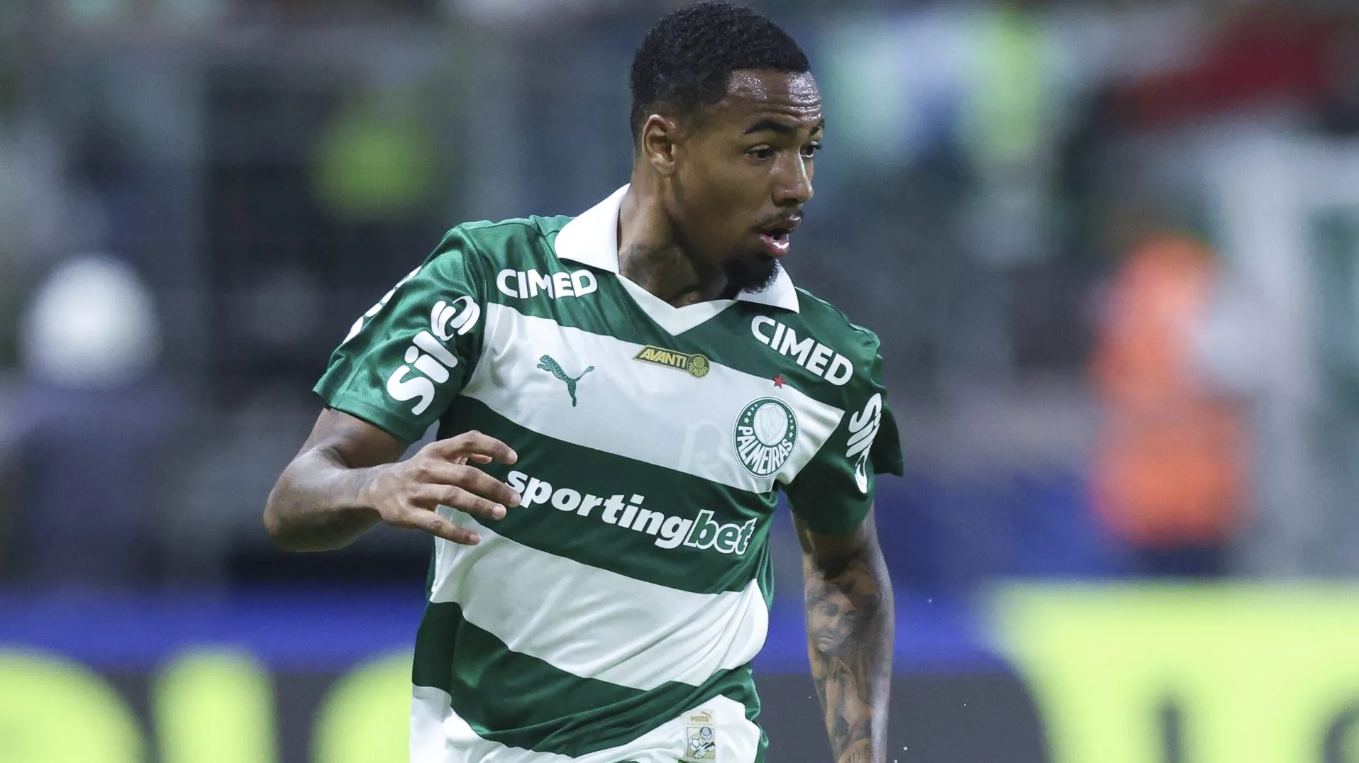 Allan, com camisa do Palmeiras, verde e branca em listras, olhando para a lateral. Foto: Alexandre Schneider/Getty Images