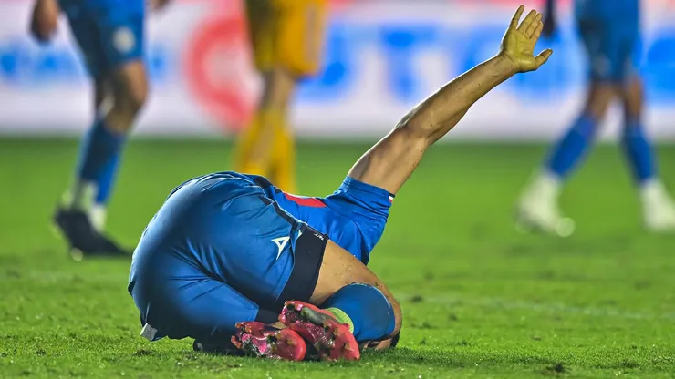 Zagueiro do Cruz Azul se machuca em jogo do Campeonato Mexicano (Photo by Azael Rodriguez/Getty Images)