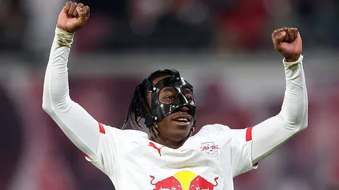 Yan Diomande, do RB Leipzig, pode custar R$630 milhões aos cofres do clube europeu que quiser avançar por sua contratação. Manchester City é um dos interessados (Foto: Maja Hitij/Getty Images)