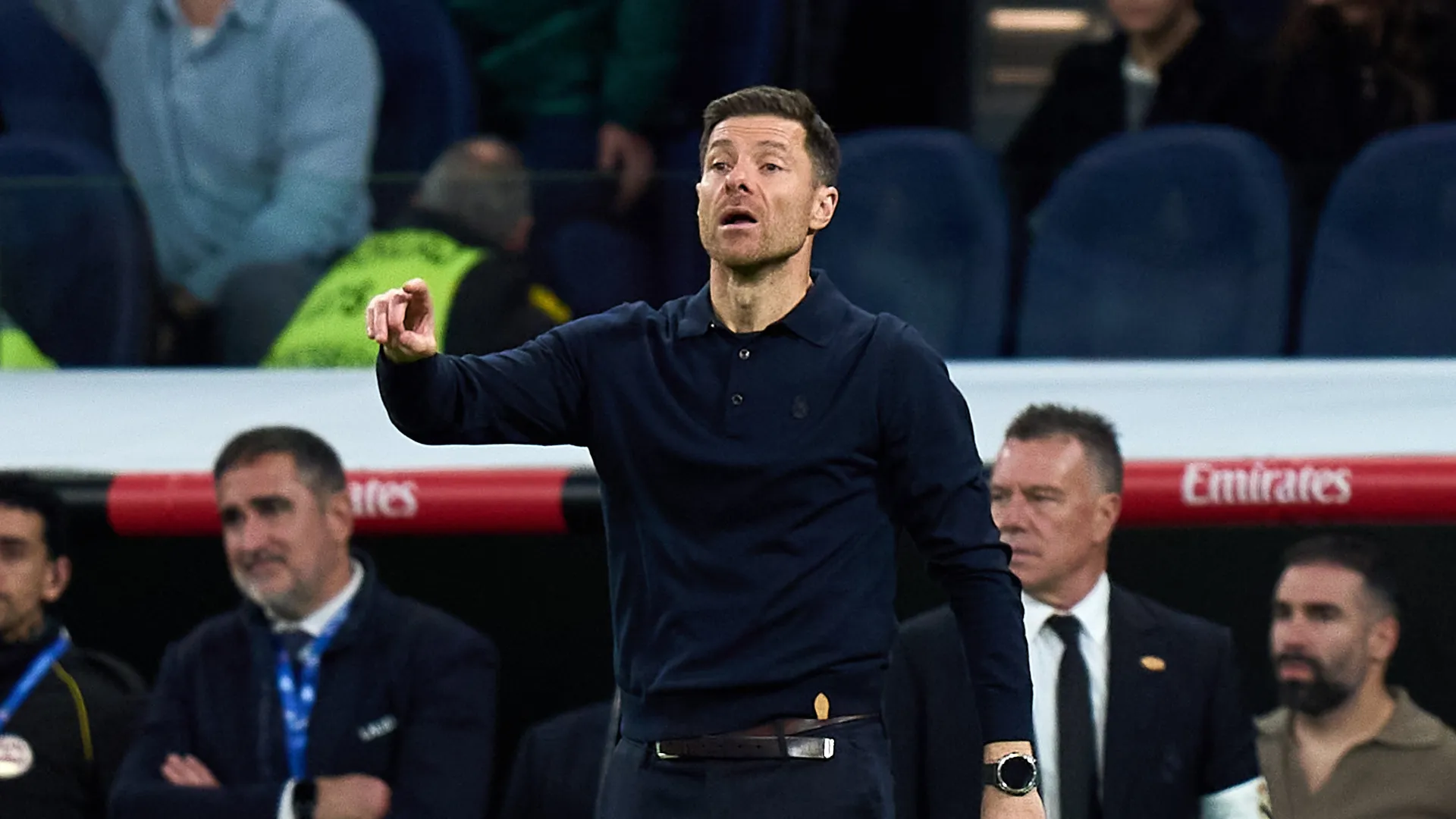 Xabi Alonso orienta equipe durante jogo do Real Madrid