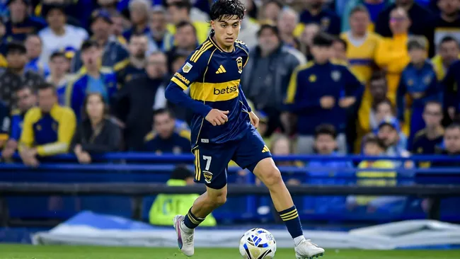 Zeballos corre com a bola durante partida do Torneo Clausura. Foto: Marcelo Endelli/Getty Images
