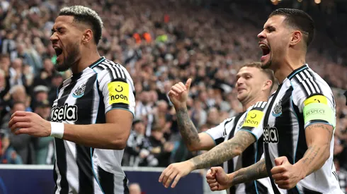 Joelinton e Bruno Guimarães comemoram gol do Newcastle (Stu Forster/Getty Images)