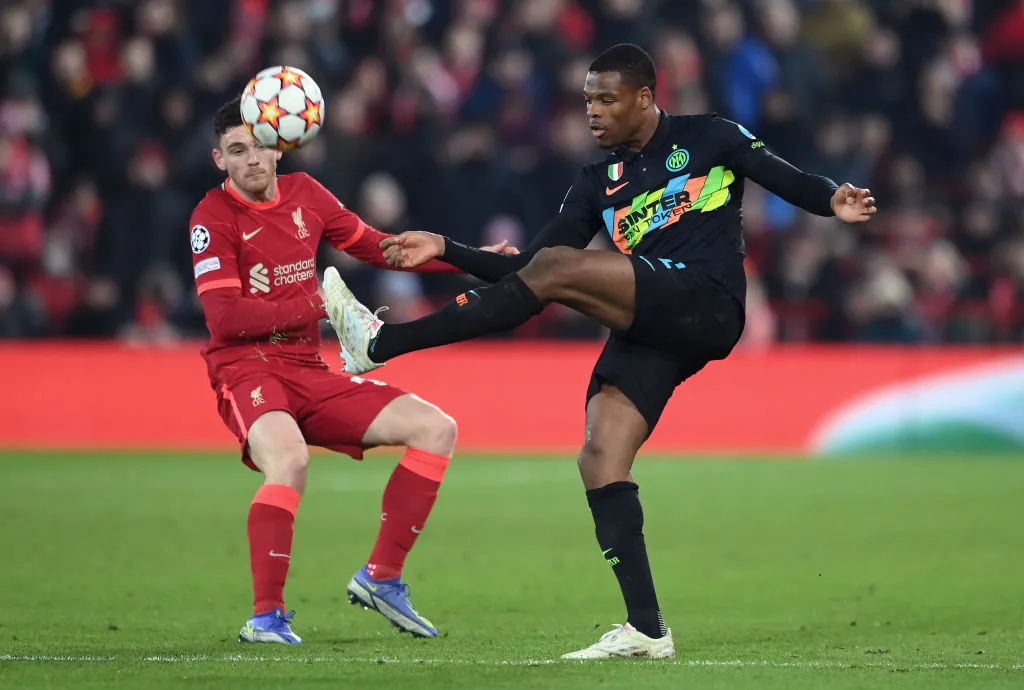 Andy Robertson, do Liverpool, pressiona Denzel Dumfries, da Inter de Milão, durante o jogo de volta das oitavas de final da Liga dos Campeões da UEFA entre Liverpool FC e FC Internazionale, em Anfield, em 8 de março de 2022, em Liverpool, Inglaterra. (Foto de Michael Regan/Getty Images)