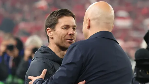 Xabi Alonso e Arne Slot, técnicos de Real Madrid e Liverpool. (Foto: Carl Recine/Getty Images)