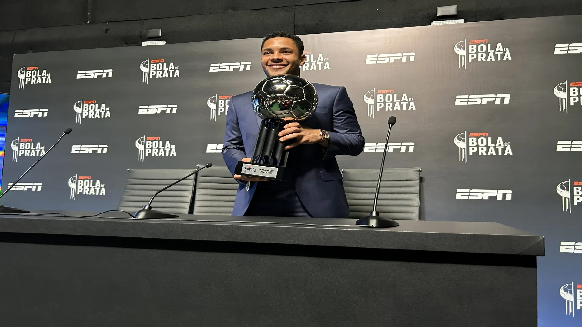 Vitor Roque, do Palmeiras, com o prêmio Bola de Prata 2025 – Divulgação Somos Fanáticos