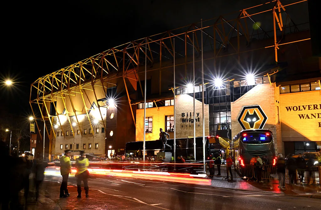 Vista geral do exterior do estádio antes da partida da Premier League entre Wolverhampton Wanderers e Manchester United no Molineux, em 8 de dezembro de 2025, em Wolverhampton, Inglaterra. (Foto de Shaun Botterill/Getty Images)