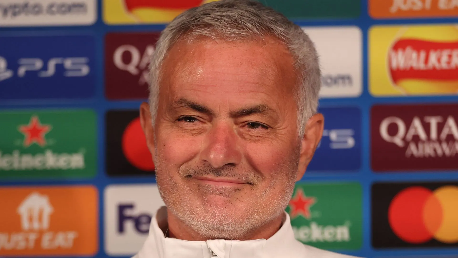 Mourinho fala à mídia antes da partida da Liga dos Campeões.