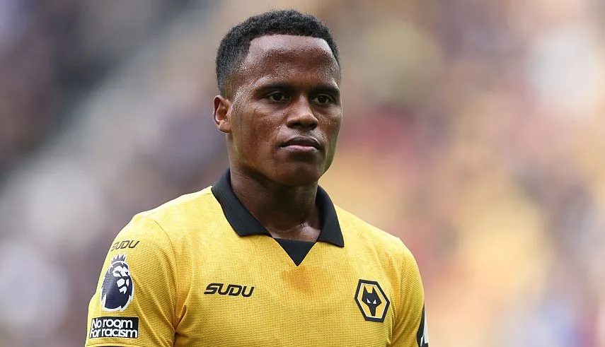 Jhon Arias, atacante do Wolverhampton, em campo, com a camisa amarela