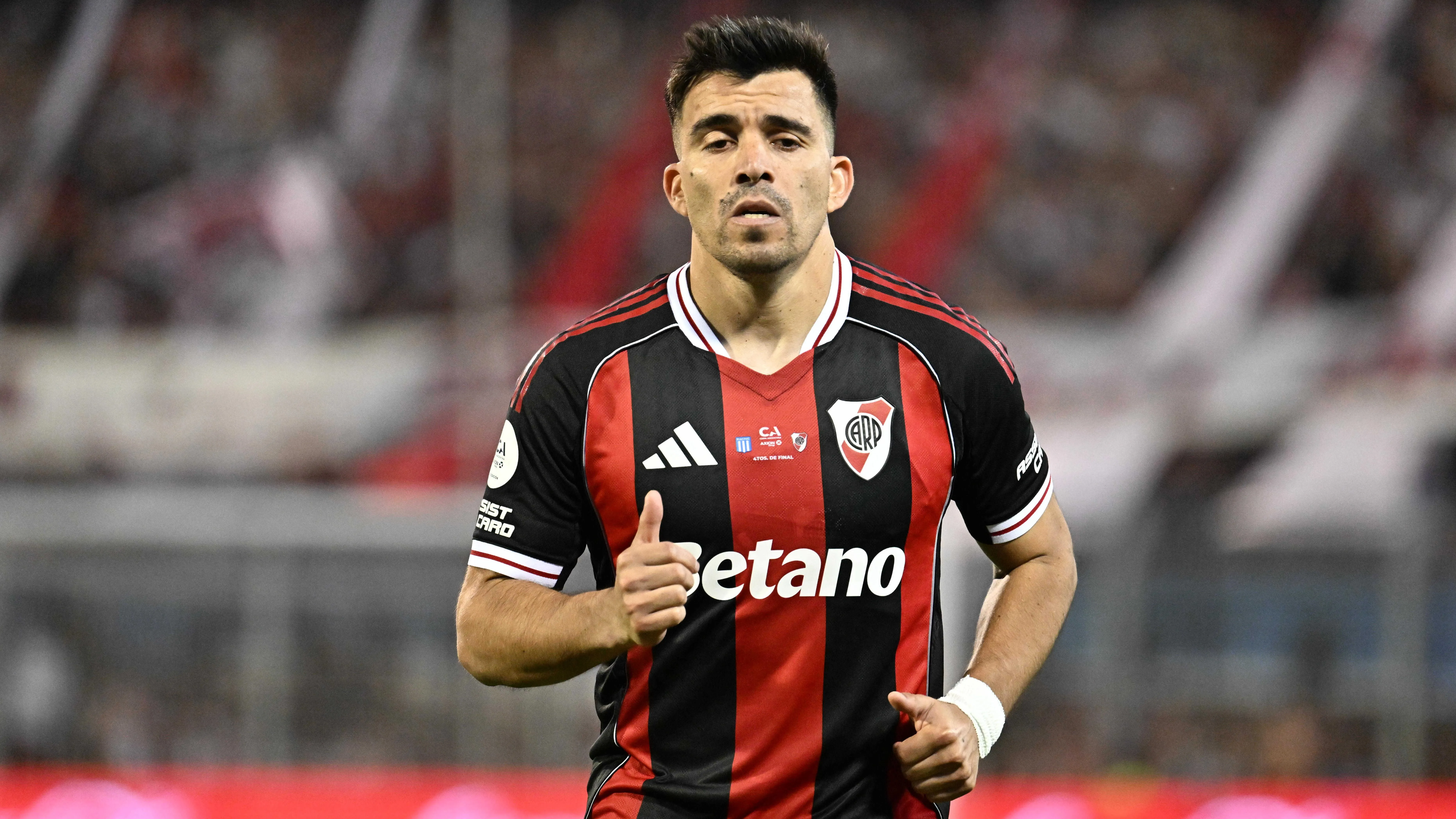 Marcos Acuña com camisa vermelha e preta do River Plate. Foto: Luciano Bisbal/Getty Images