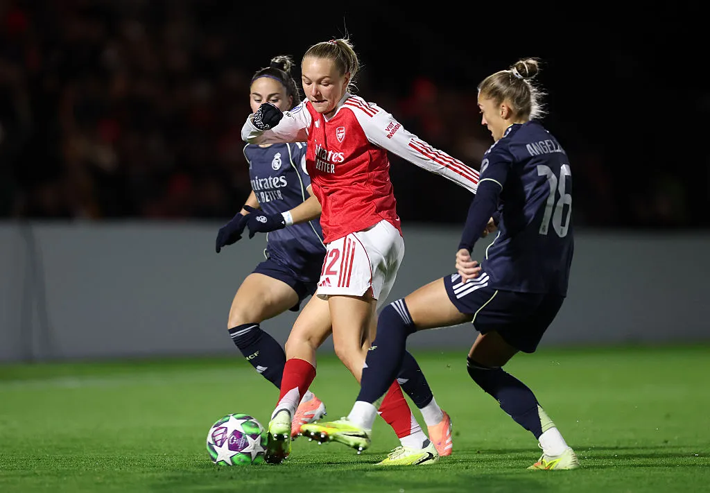 Arsenal chega para a partida vindo de uma vitória de virada sobre o Real Madrid - Foto: Julian Finney/Getty Images