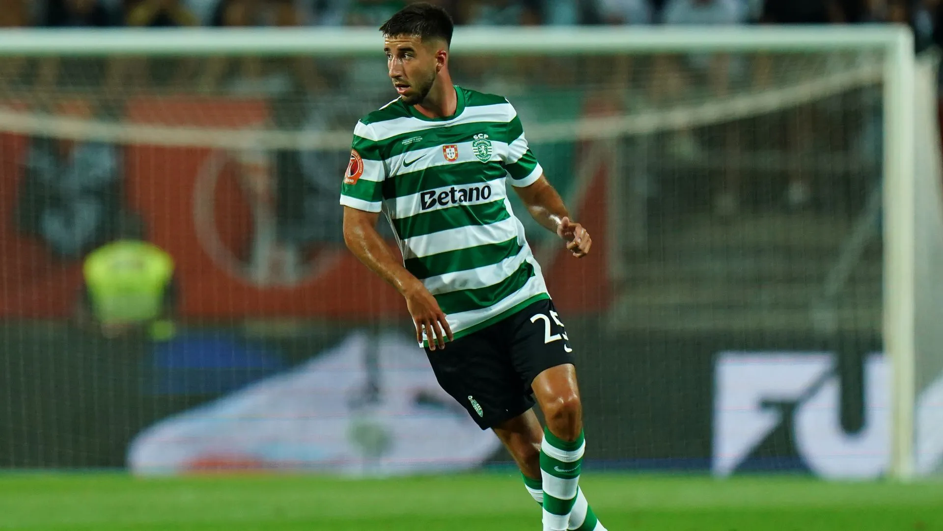 Gonçalo Inácio em ação durante partida da Supercopa de Portugal. Foto: Gualter Fatia/Getty Images