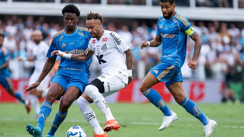 Jonathan Jesus em lance com Neymar em Santos x Cruzeiro pelo Brasileirão 2025 – Ricardo Moreira/Getty Images