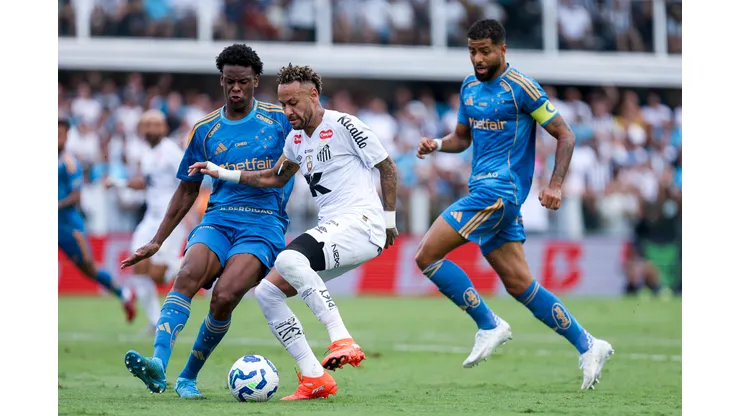 Jonathan Jesus em lance com Neymar em Santos x Cruzeiro pelo Brasileirão 2025 - Ricardo Moreira/Getty Images