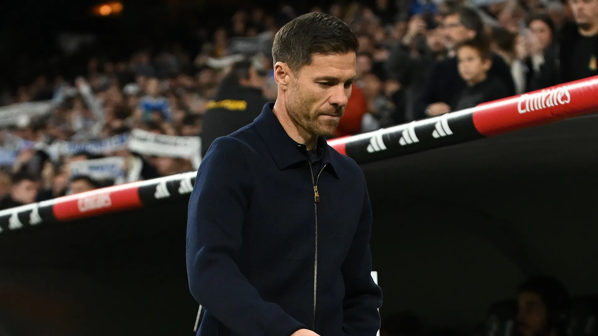 Xabi Alonso de cabeça baixa durante partida do Real Madrid