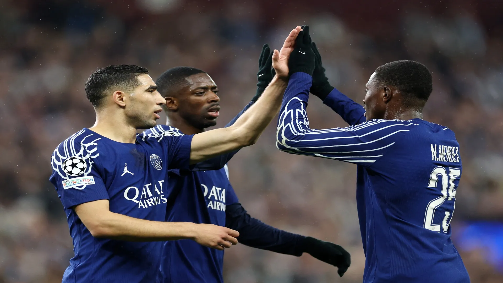 Hakimi, Nuno Mendes e Dembélé comemoram gol do PSG contra o Aston Villa – Dan Istitene/Getty Images