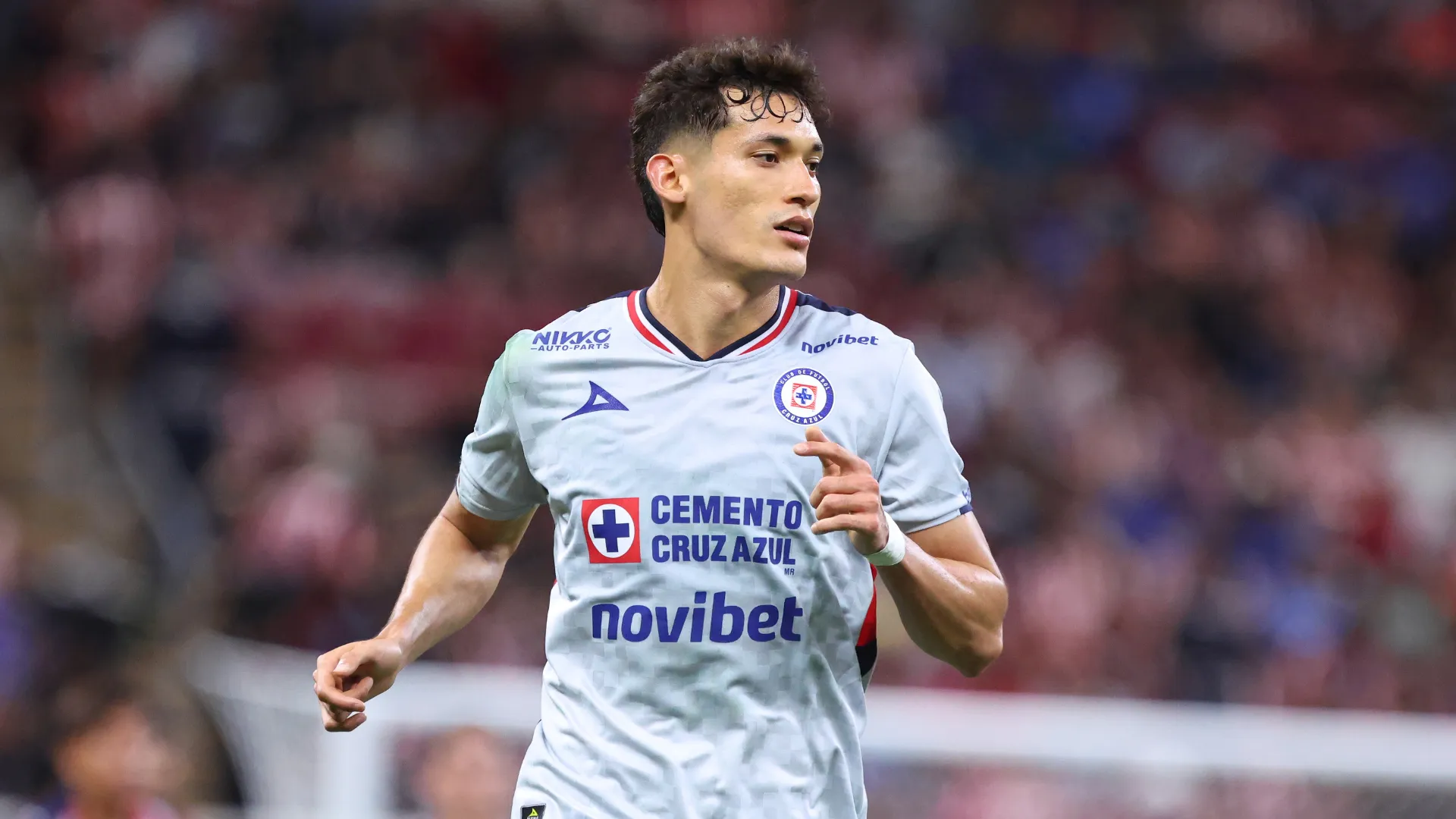 Jesús Orozco zagueiro do Cruz Azul correndo durante partida