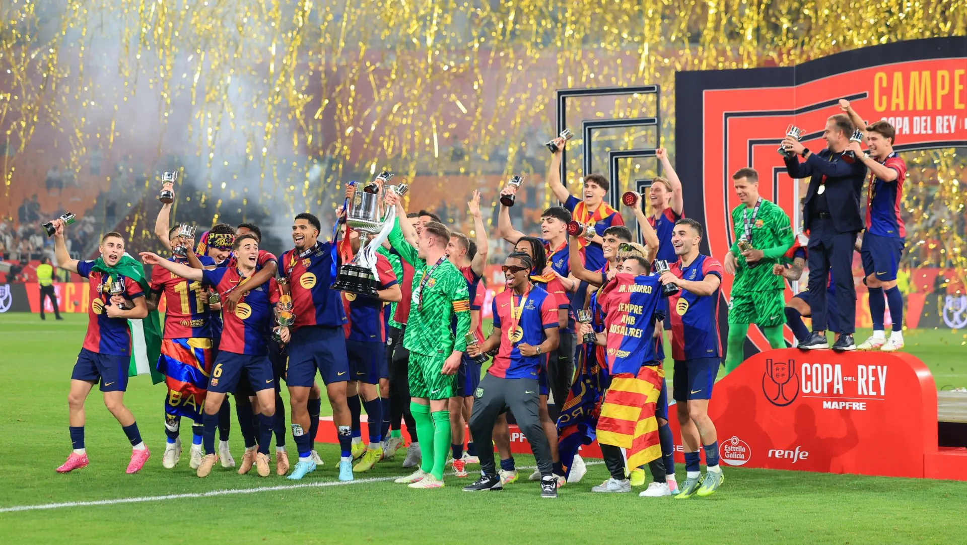 Barcelona levantam o troféu da Copa do Rei. Foto: Fran Santiago/Getty Images