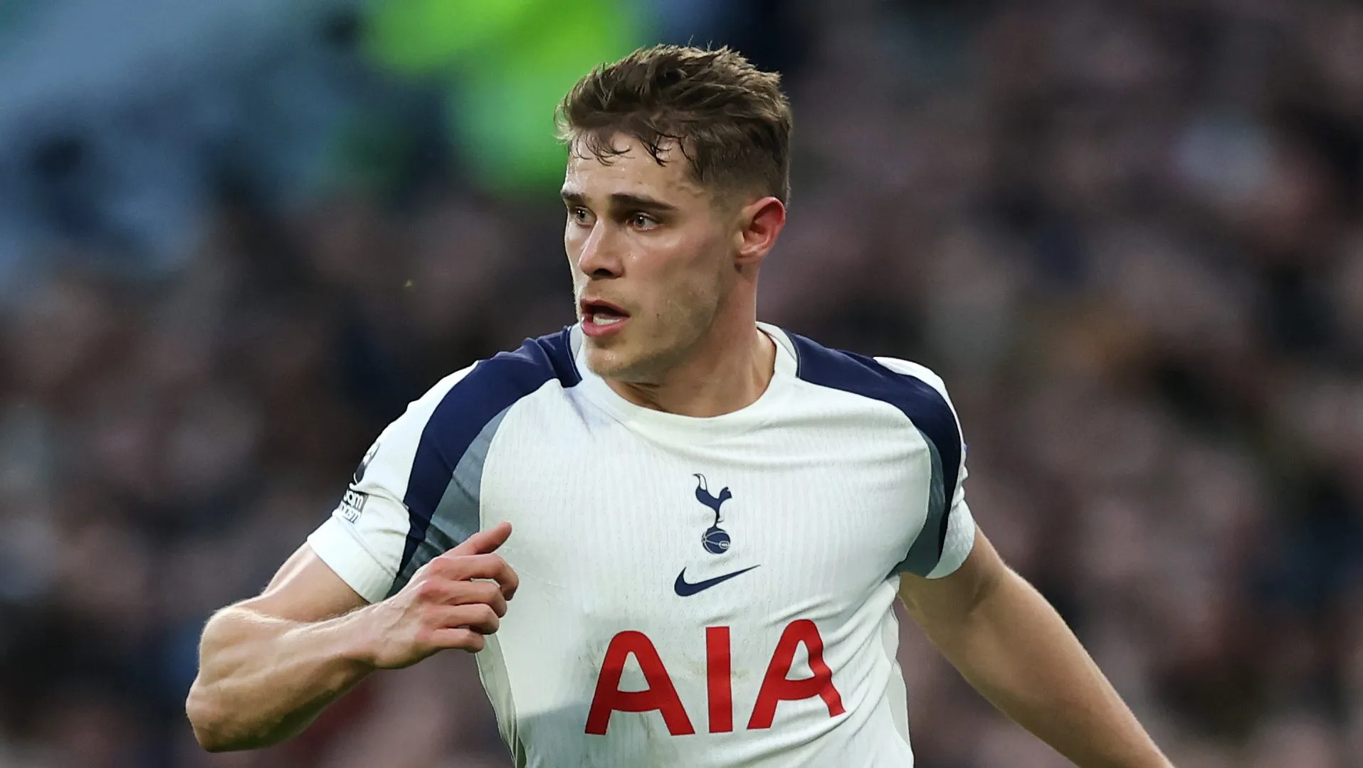 Van de Ven em campo com a camisa tradicional do Tottenham, jogador é alvo do Real Madrid