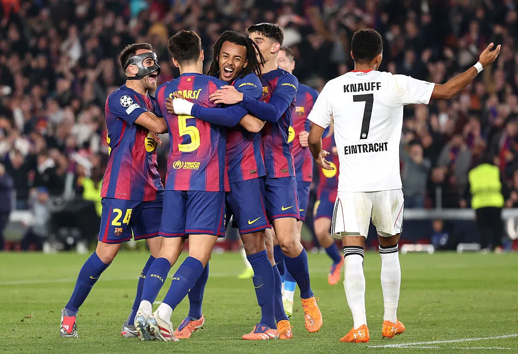 Koundé comemora gol com jogadores do Barcelona. (Photo by Judit Cartiel/Getty Images)