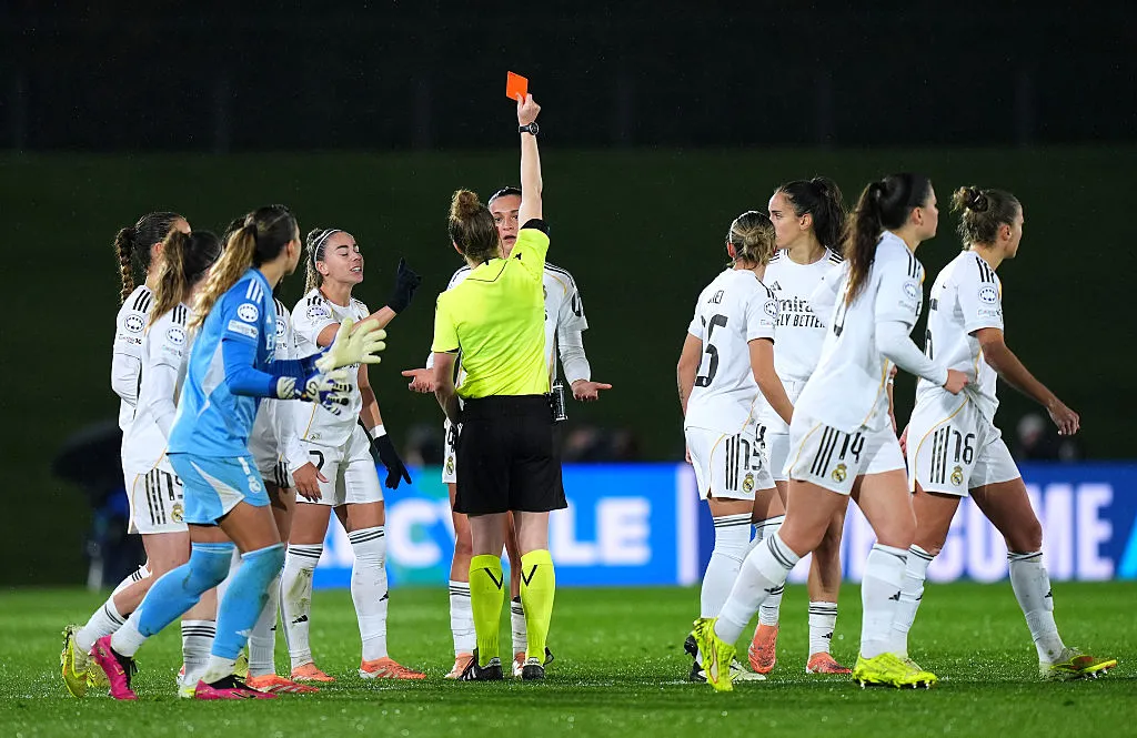 Real Madrid jogou boa parte do 2º tempo com uma jogadora a menos - Foto: Angel Martinez/Getty Images