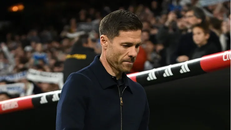 Xabi Alonso de cabeça baixa após derrota do Real Madrid. (Photo by Denis Doyle/Getty Images)