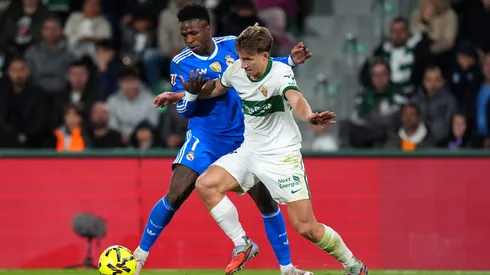 David Affengruber, alvo do Manchester United, enfrentando o Real Madrid de Vini Jr. Foto: Angel Martinez/Getty Images