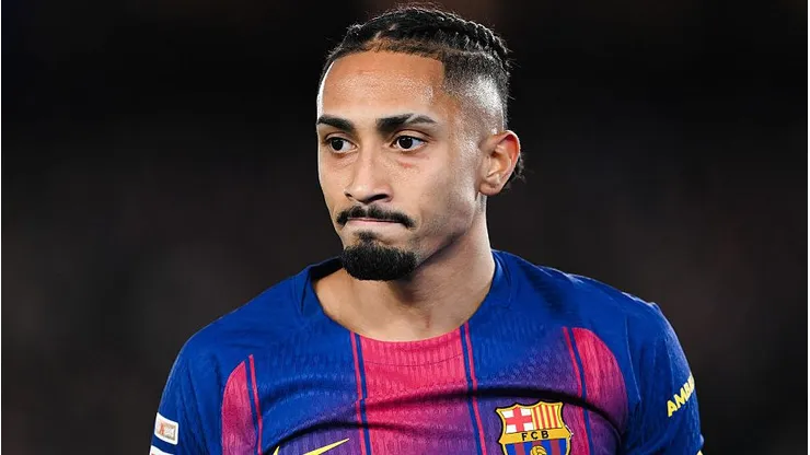 Raphinha não deve deixar o Barcelona em 2026 para defender clube na Arábia Saudita (Foto: David Ramos/Getty Images)