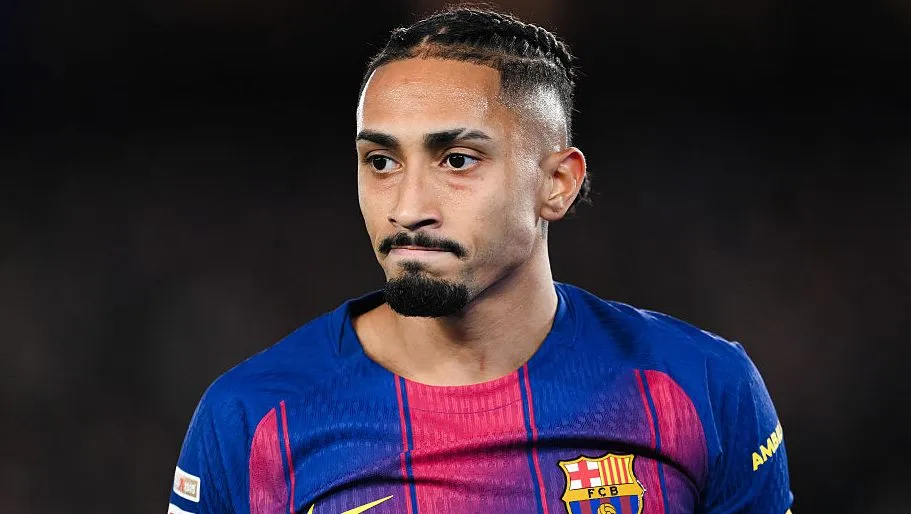 Raphinha, em campo, com a camisa do Barcelona