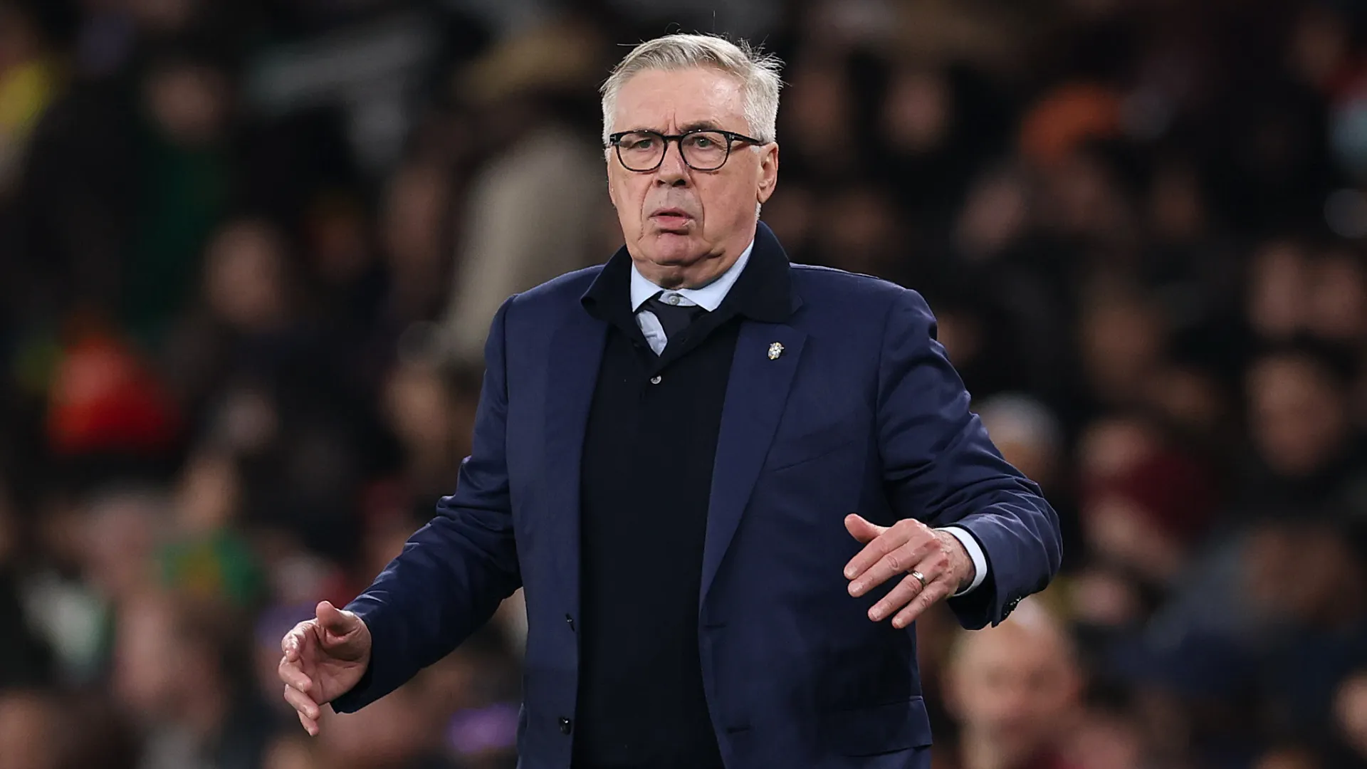 Carlo Ancelotti com olhar assustado em jogo da Seleção Brasileira