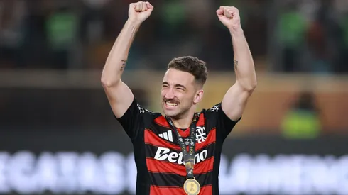 O zagueiro Léo Ortiz comemora título com o Flamengo (Hector Vivas/Getty Images)