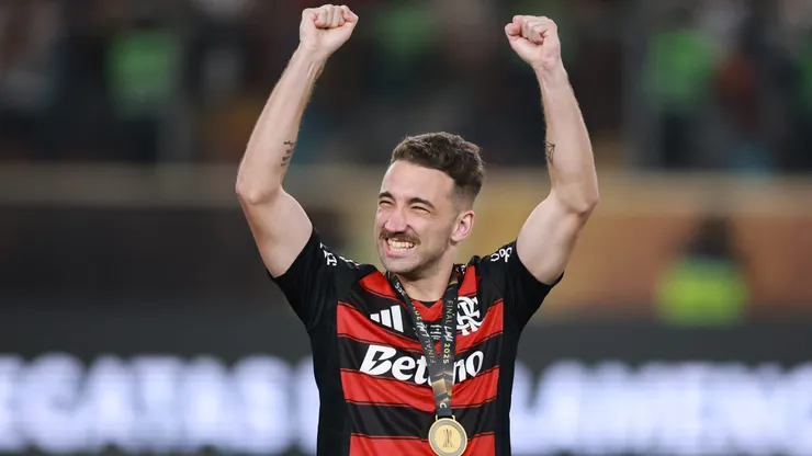 O zagueiro Léo Ortiz comemora título com o Flamengo (Hector Vivas/Getty Images)
