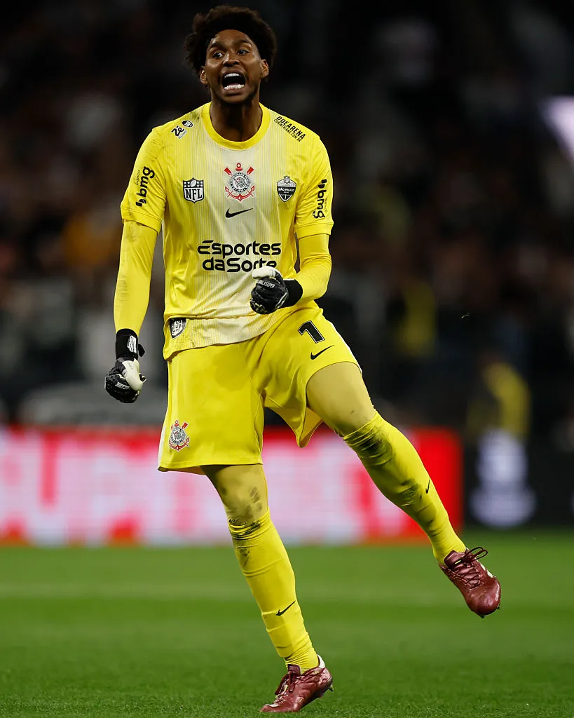 Hugo Souza comemorando gol do Corinthians. (Foto: Miguel Schincariol/Getty Images)
