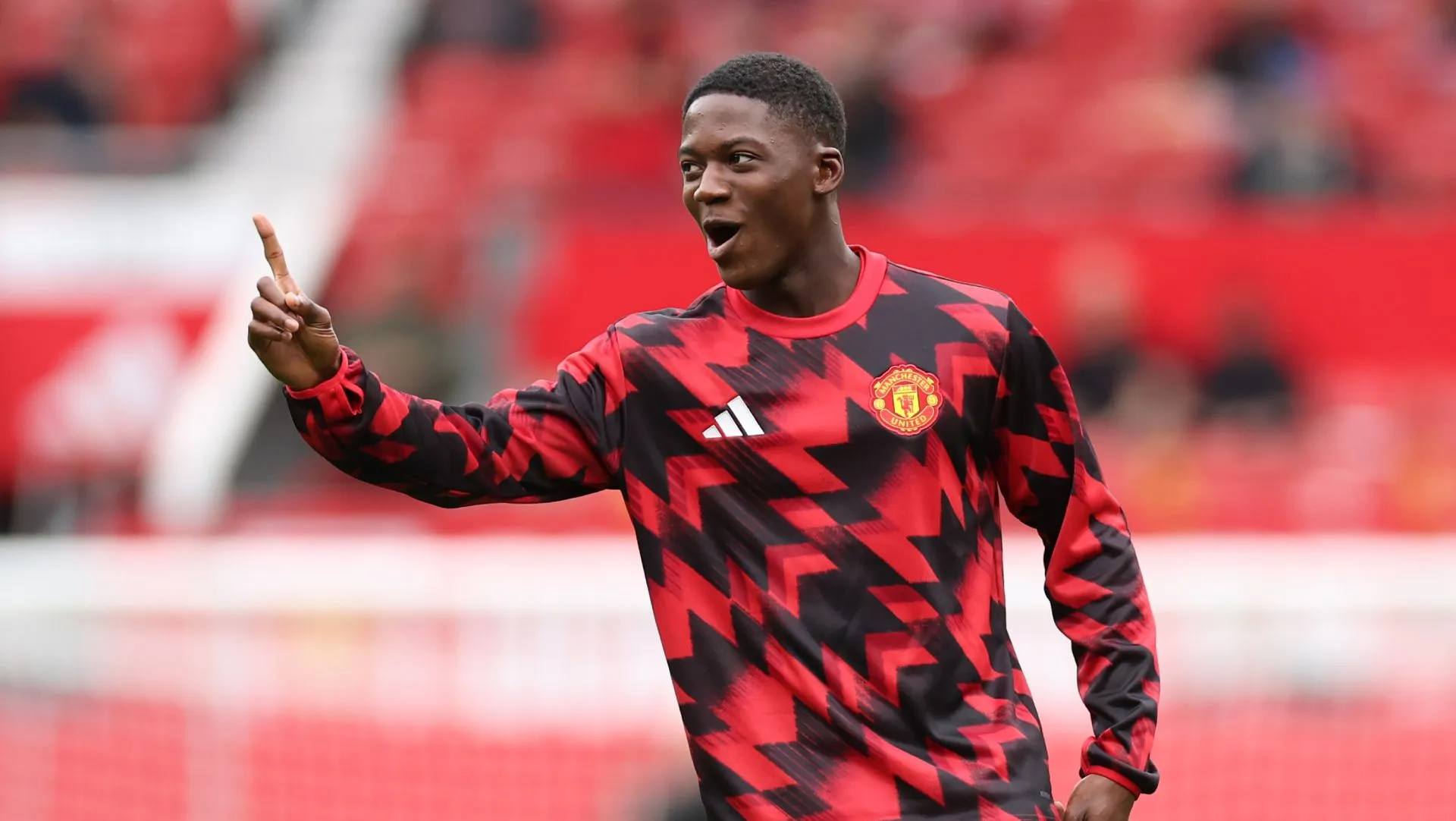 Kobbie Mainoo se aquece antes da partida da Premier League. Foto: Jan Kruger/Getty Images