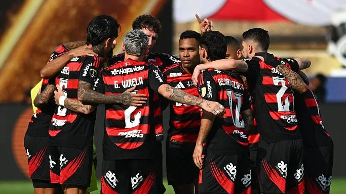 Jogadores do Flamengo, abraçados, em campo