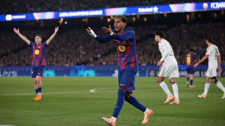 Lamine Yamal gesticula em jogo do Barcelona (Eric Alonso/Getty Images)