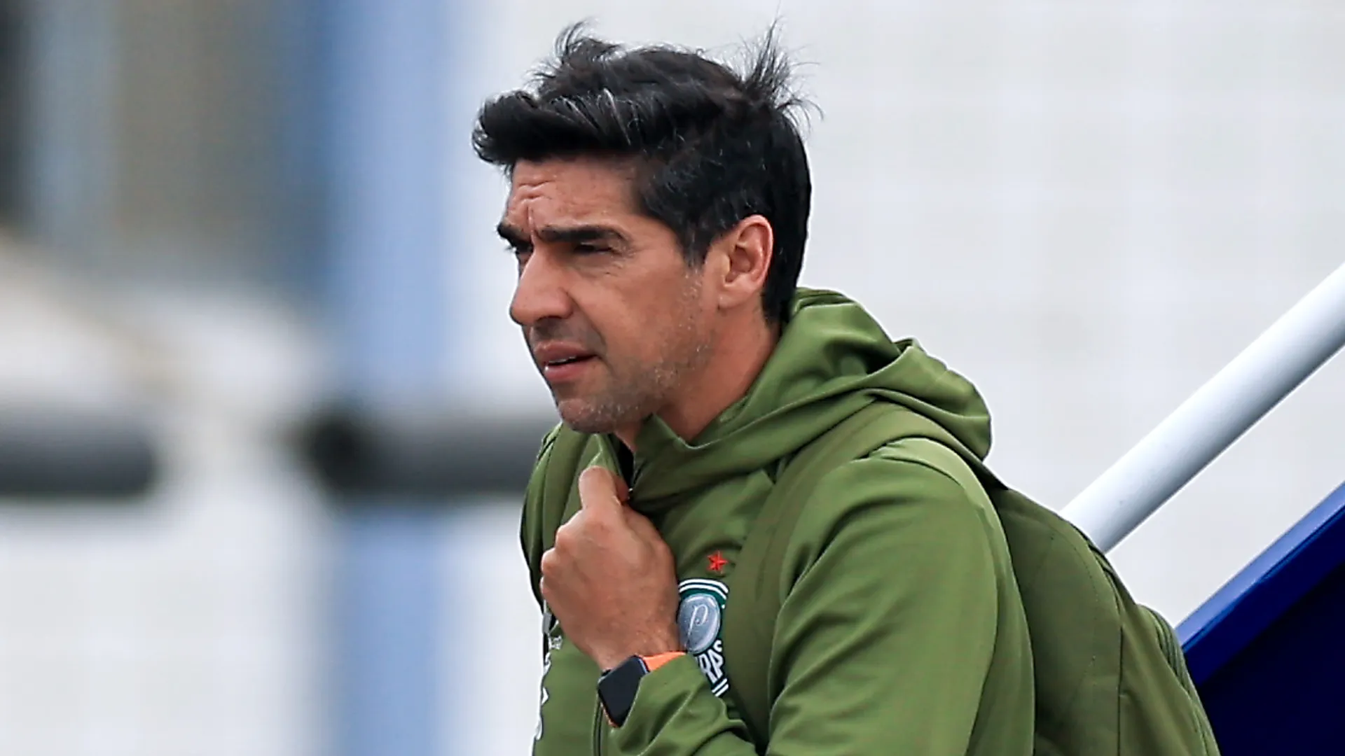 Abel Ferreira saindo do avião antes da final da Libertadores
