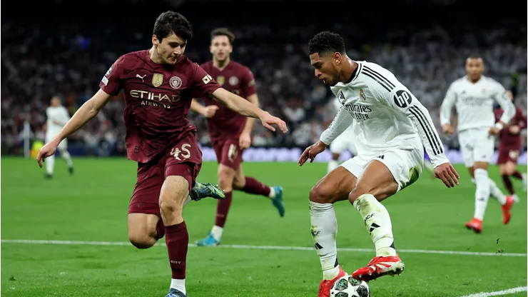 Jude Bellingham do Real Madrid e Abdukodir Khusanov do Manchester City, em campo. Times se enfrentam nesta quarta (10). (Foto: Clive Brunskill/Getty Images)