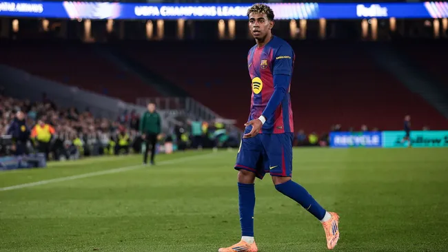 Lamine Yamal de olho na partida da Liga dos Campeões. Foto: Eric Alonso/Getty Images