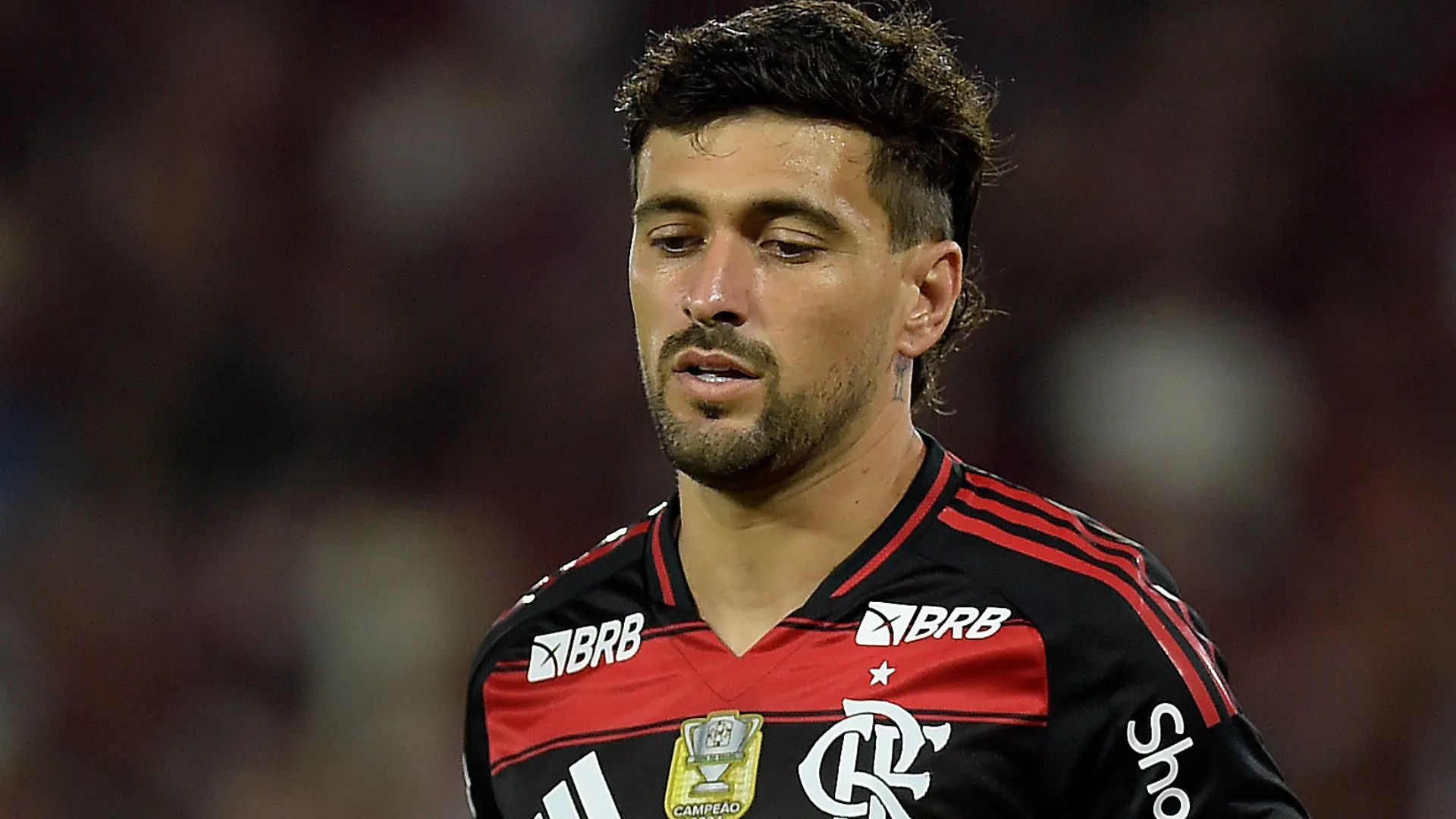Arrascaeta aparece olhando para baixo durante um jogo do Flamengo
