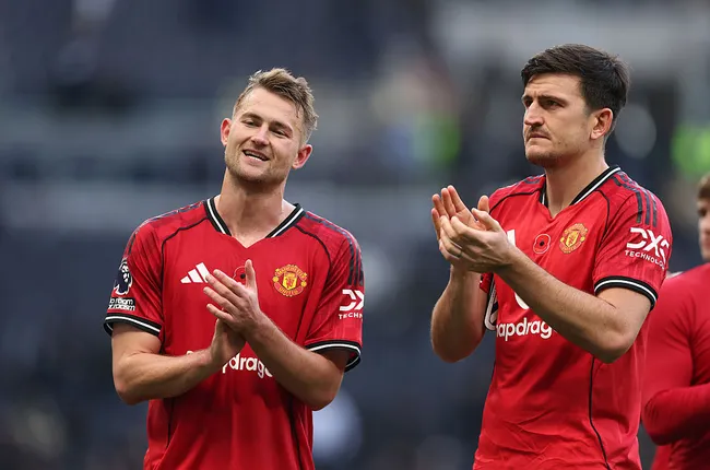 Matthijs de Ligt e Harry Maguire pelo Manchester United. O primeiro é o zagueiro que mais atuou nesta temporada até o momento, sendo 16 jogos. (Foto: Alex Pantling/Getty Images)