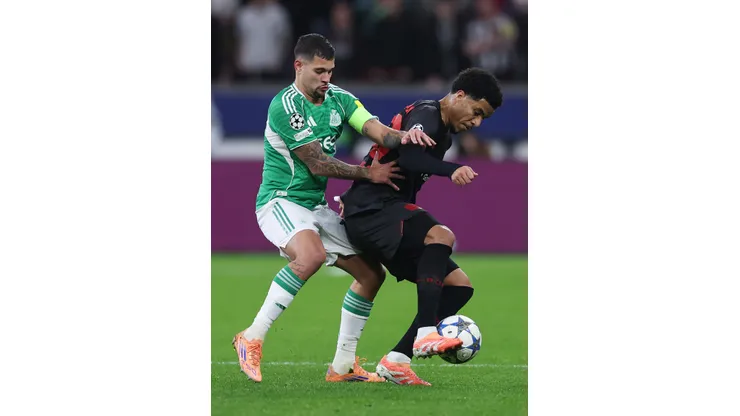 Revés prematuro: gol contra de Bruno Guimarães coloca Newcastle em desvantagem na Liga dos Campeões. (Foto: Lars Baron/Getty Images)