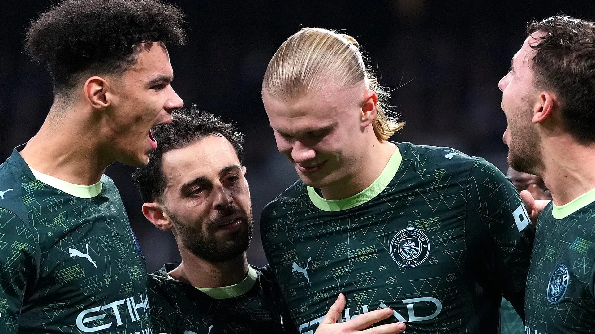 Jogadores do Manchester City comemoram vitória sobre o Real Madrid. (Photo by Aitor Alcalde/Getty Images)